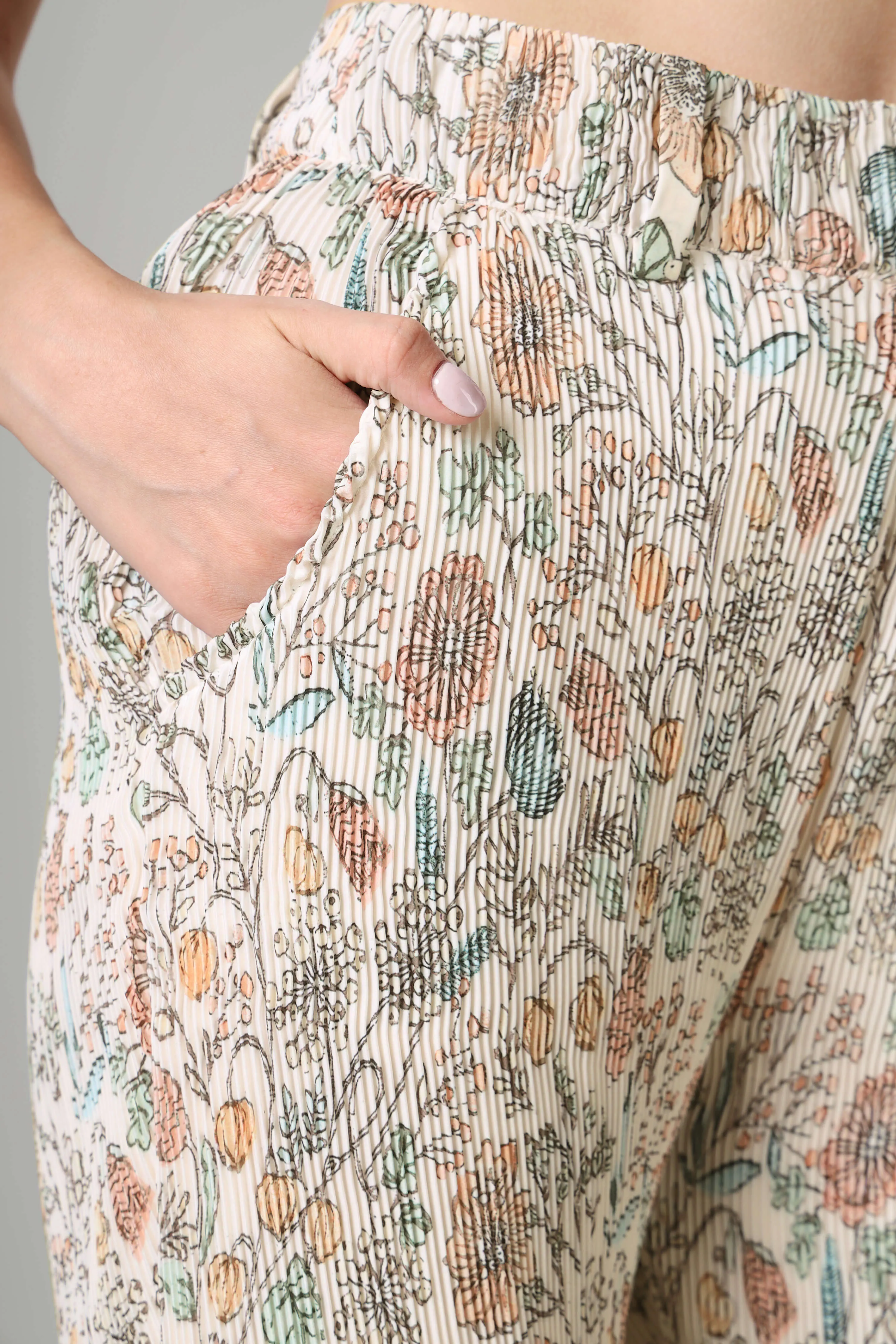 Seamless Floral Pleated Ladies Bottom Wear